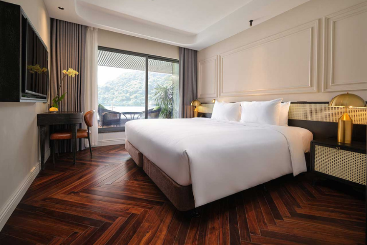 Elite Junior Suite - Private Balcony & Ocean View Bathtub